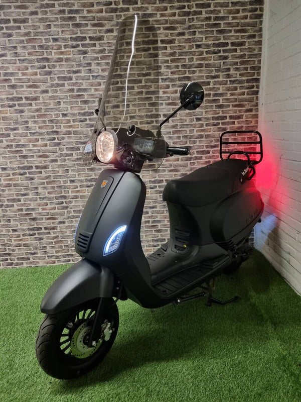 Zo goed als nieuwe Black edition La Souris Sourini R brommer (helmplicht)vespalook 2021!