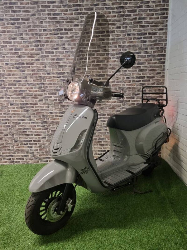 Hierbij zeer nette La Souris Sourini fulloptions snorscooter vespalook 2020!