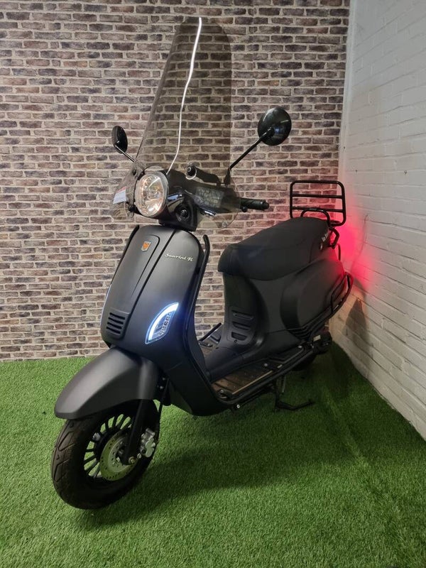 Zo goed als nieuwe La Souris Sourini R snorscooter vespalook 2021!