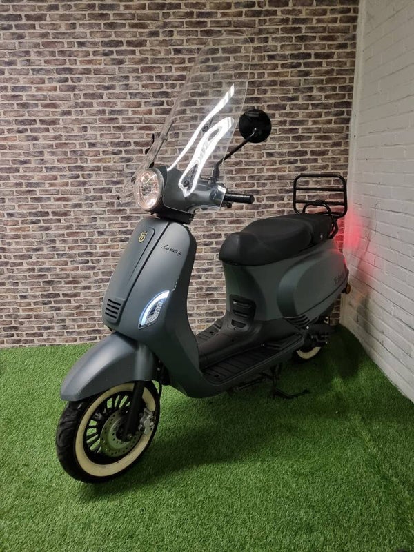 Zeer goed rijdende BTC RIVA snorscooter vespa look 2020!