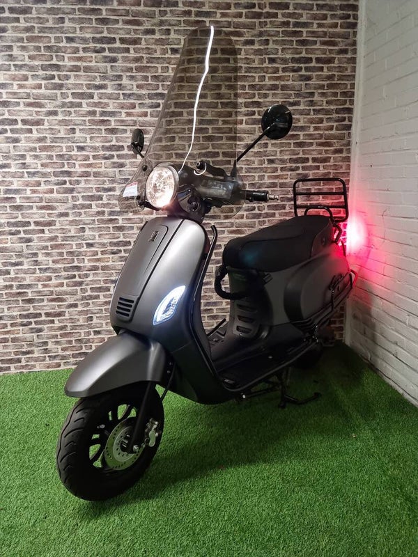 Zeer nette Santini Capri brommer (helplicht) vespa look 2021!