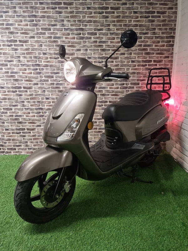 Zeer nette SYM FIDDLE e4 brommer helmplicht vespa look 2019!