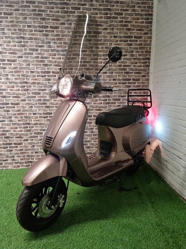 Zeer nette Santini Capri snorscooter vespa look 2020!