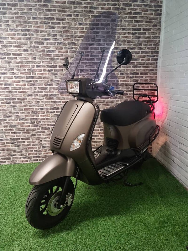 Zeer goed rijdende RIYA Fulloptions Brommer (gele plaat) vespa look 2020!