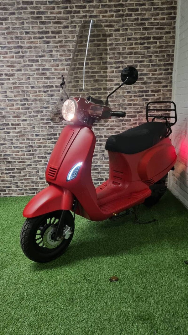 Zeer nette AGM VX50 brommer (gele plaat) vespa look 2015!