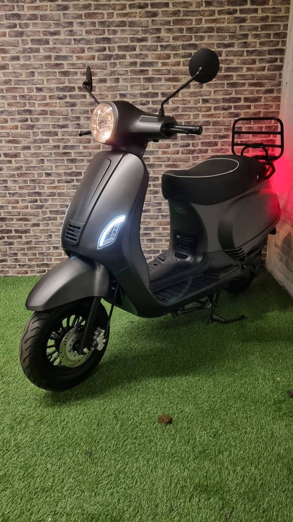 Zeer goed rijdende SENZO RIVA LUX snorscooter vespa look 2019!