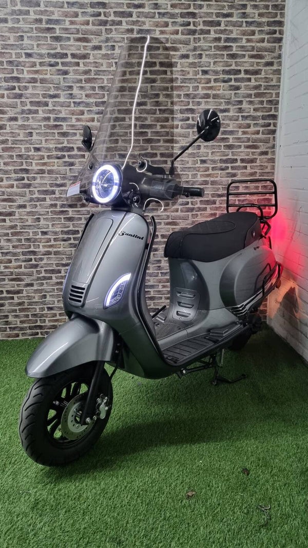 Zo goed als nieuwe. Santini Capri brommer (helmplicht) vespa look 2022!