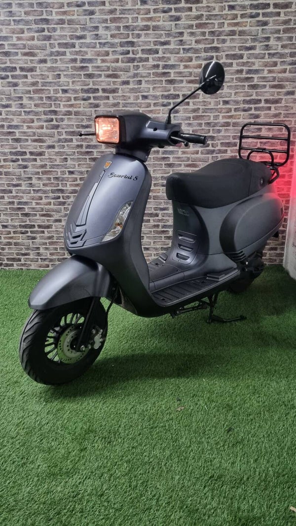Zeer nette La Souris Sourini S vespalook snorscooter vespa look 2018!