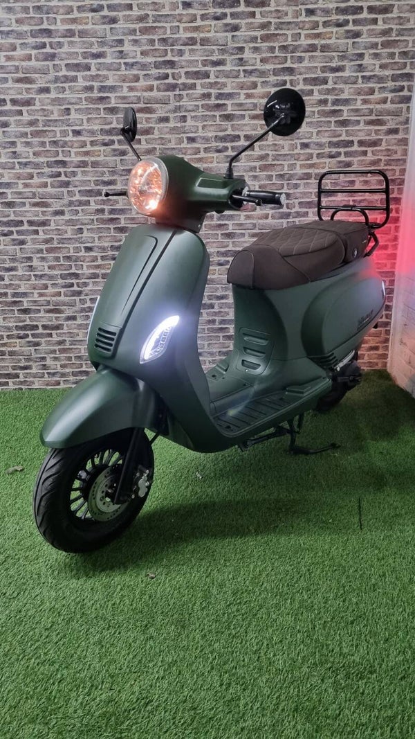 zeer goed rijdende DAB Maple snorscooter vespa look 2018!