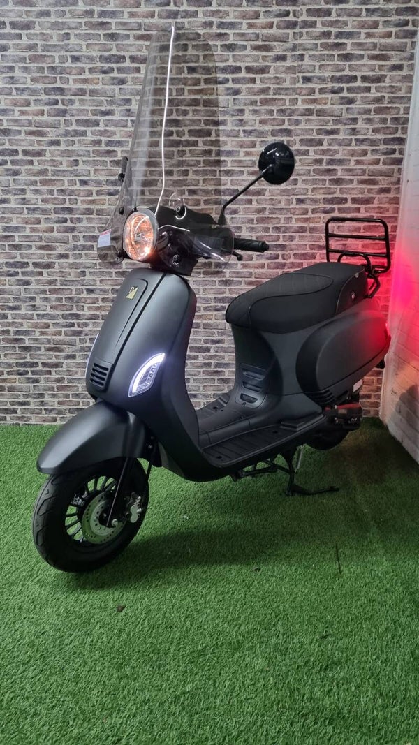 zeer nette AGM VX50 snorscooter vespa look 2020!
