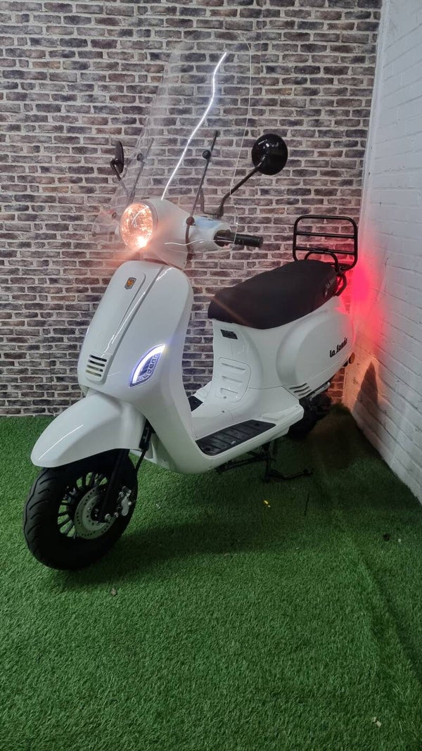 Zo goed als nieuwe La Souris Sourini snorscooter vespa look 2020