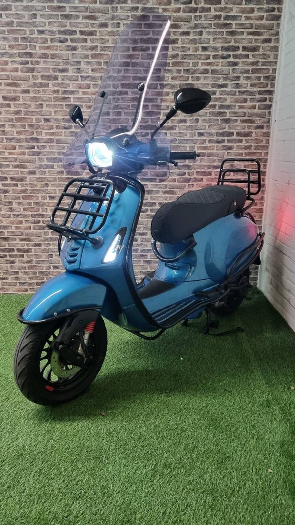 Zeer nette Vespa Sprint snorscooter FULLOPTIONS 2017! Alarm