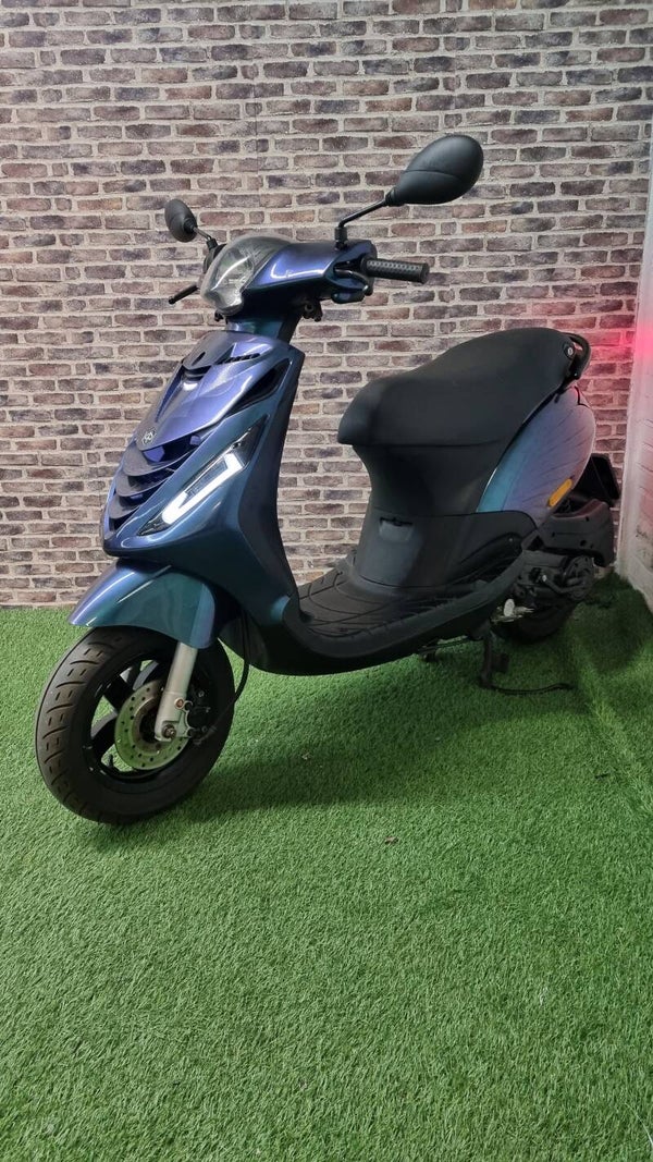 Zeer nette Piaggio Zip 4t snorscooter 2017! Alarm