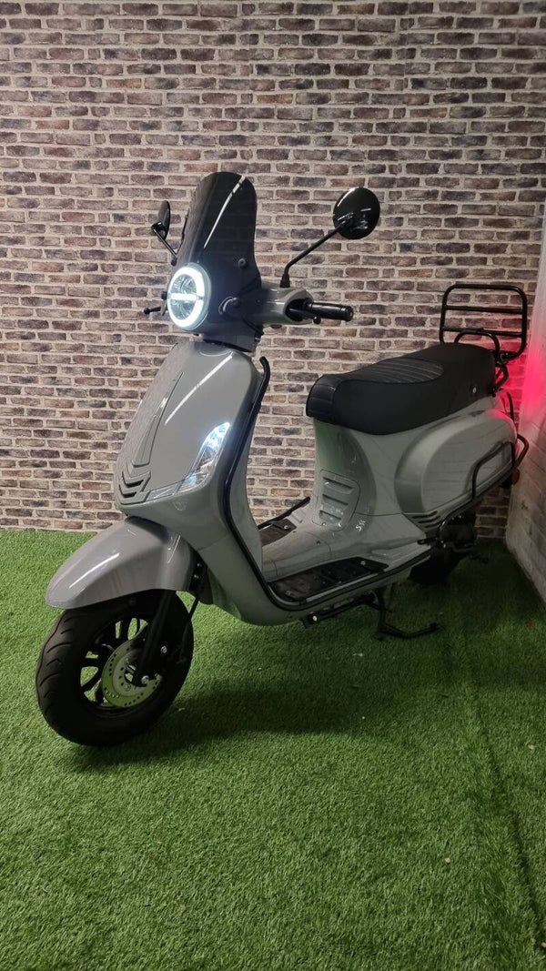 Zeer nette Killerbee VXL brommer vespa look 2021!