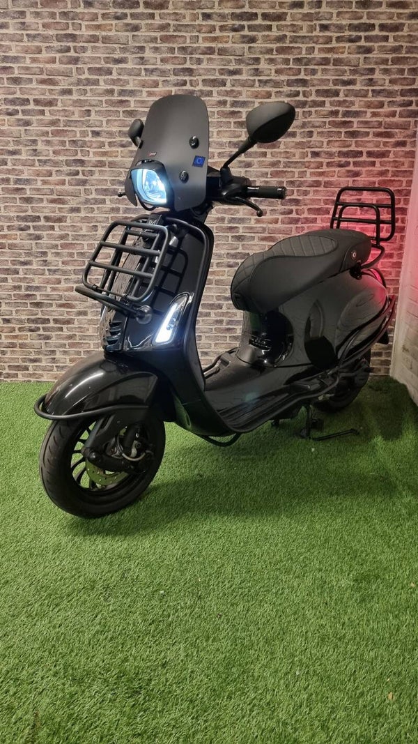 Zeer nette Black on black custom Vespa Sprint brommer FULLOPTIONS 2017!