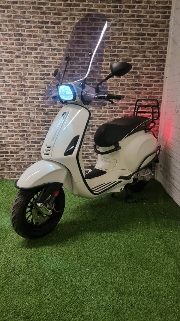 Zeer nette fulloptions Vespa Sprint snorscooter 2017!