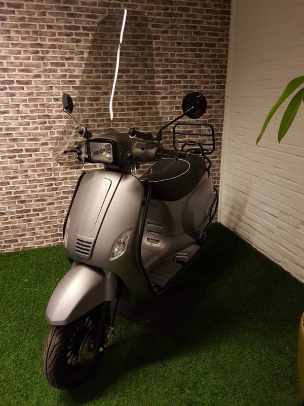 Zeer nette Senzo Riva S euro4 snorscooter vespa look 2018!