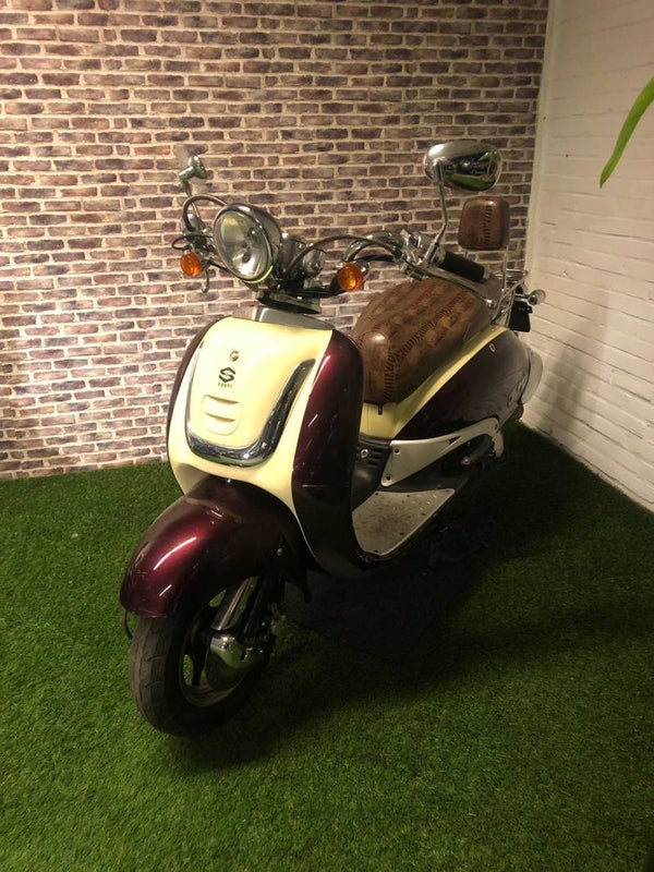 Zeer nette Benzhou grand retro snorscooter 2011!