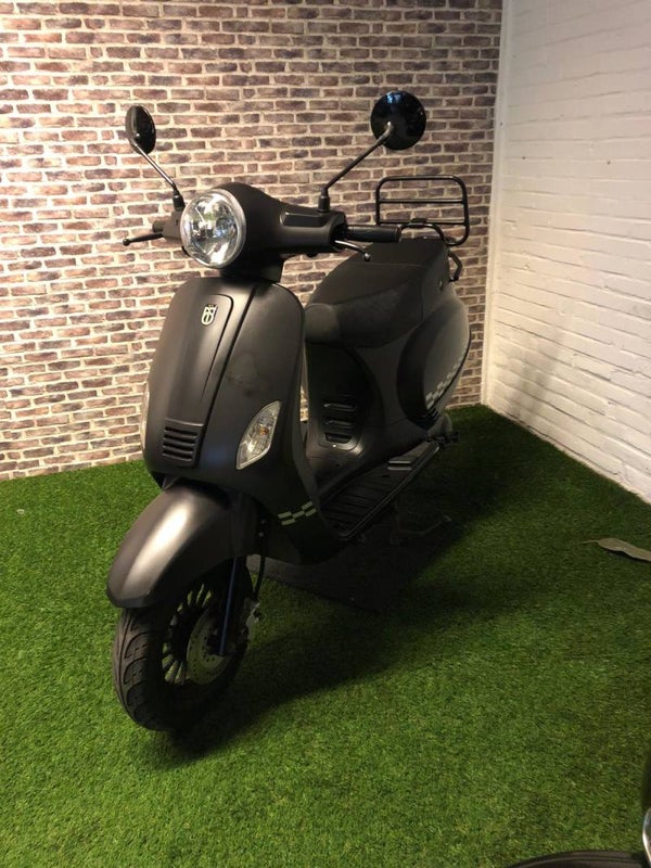 Nette BTC RIVA snorscooter vespa look 2016