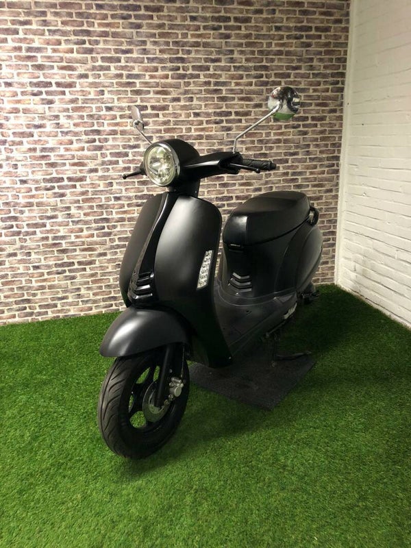 Zo goed als nieuwe Senzo Grace snorscooter 2018!
