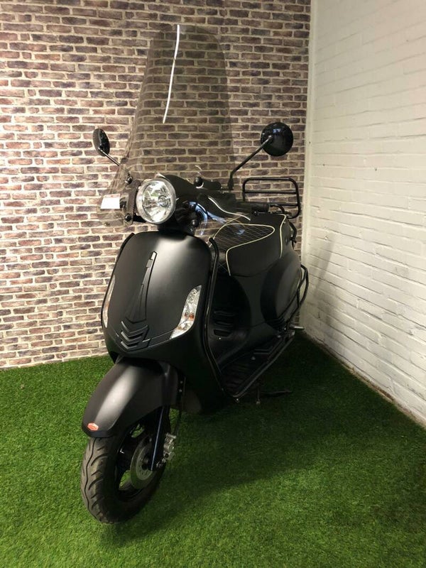 Hierbij een zeer nette Iva Lux euro4 snorscooter vespa look 2019