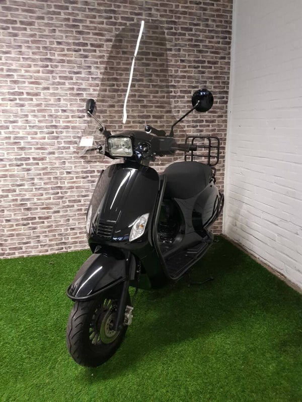 Zeer nette La Souris Vespelini S snorscooter vespa look 2016