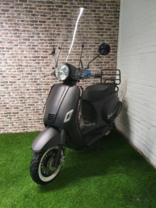 Zo goed als nieuwe BTC RIVA euro4 snorscooter vespa look 2019