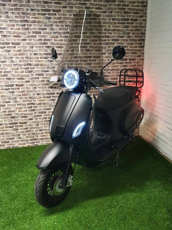 Zo goed als nieuwe Senzo Riva Lux euro4 snorscooter vespa look fulloptions 2020