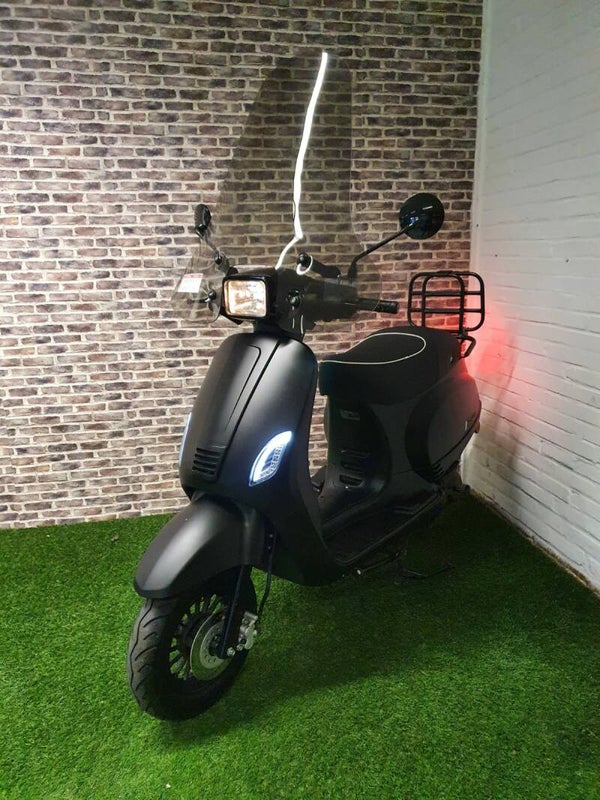 Zeer nette Sezo Riva S euro4 brommer (helmplicht) vespa look 2019