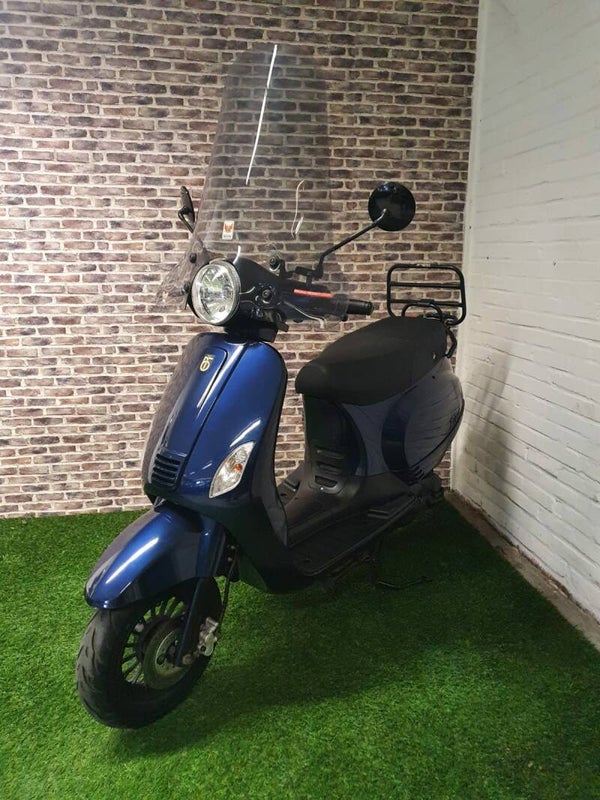 Zeer nette BTC RIVA snorscooter vespa look 2016