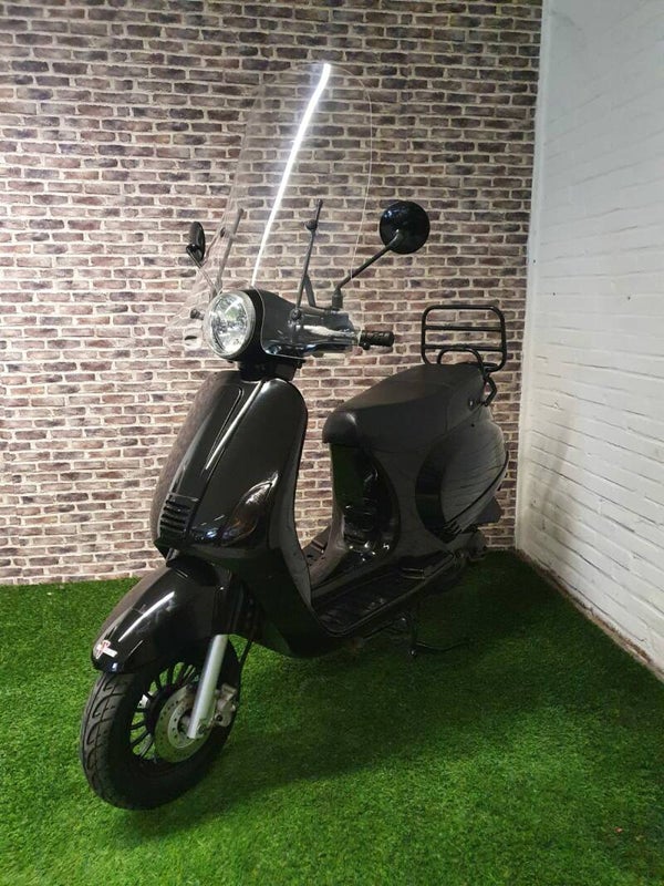 Zeer nette Taotao snorscooter vespa look 2017