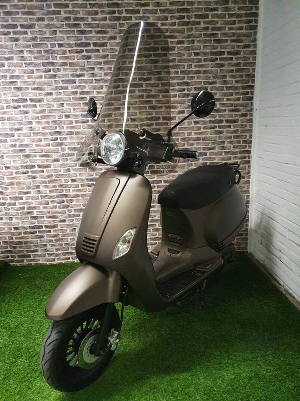 Zeer nette AGM VX50 snorscooter vespa look 2013