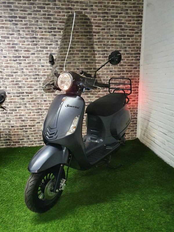 Zo goed als nieuwe La Souris Sourini R euro4 snorscooter vespa look 2019