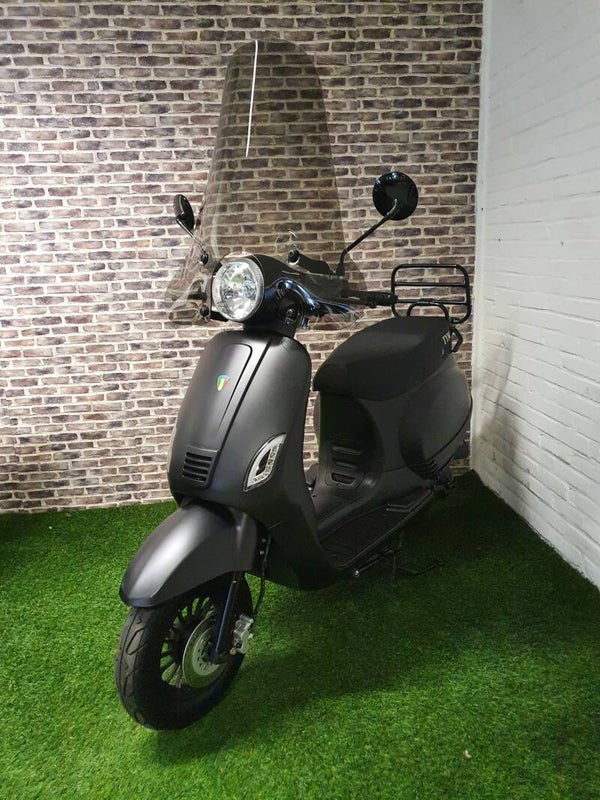 Zeer nette TYM ALPHA snorscooter vespa look 2019