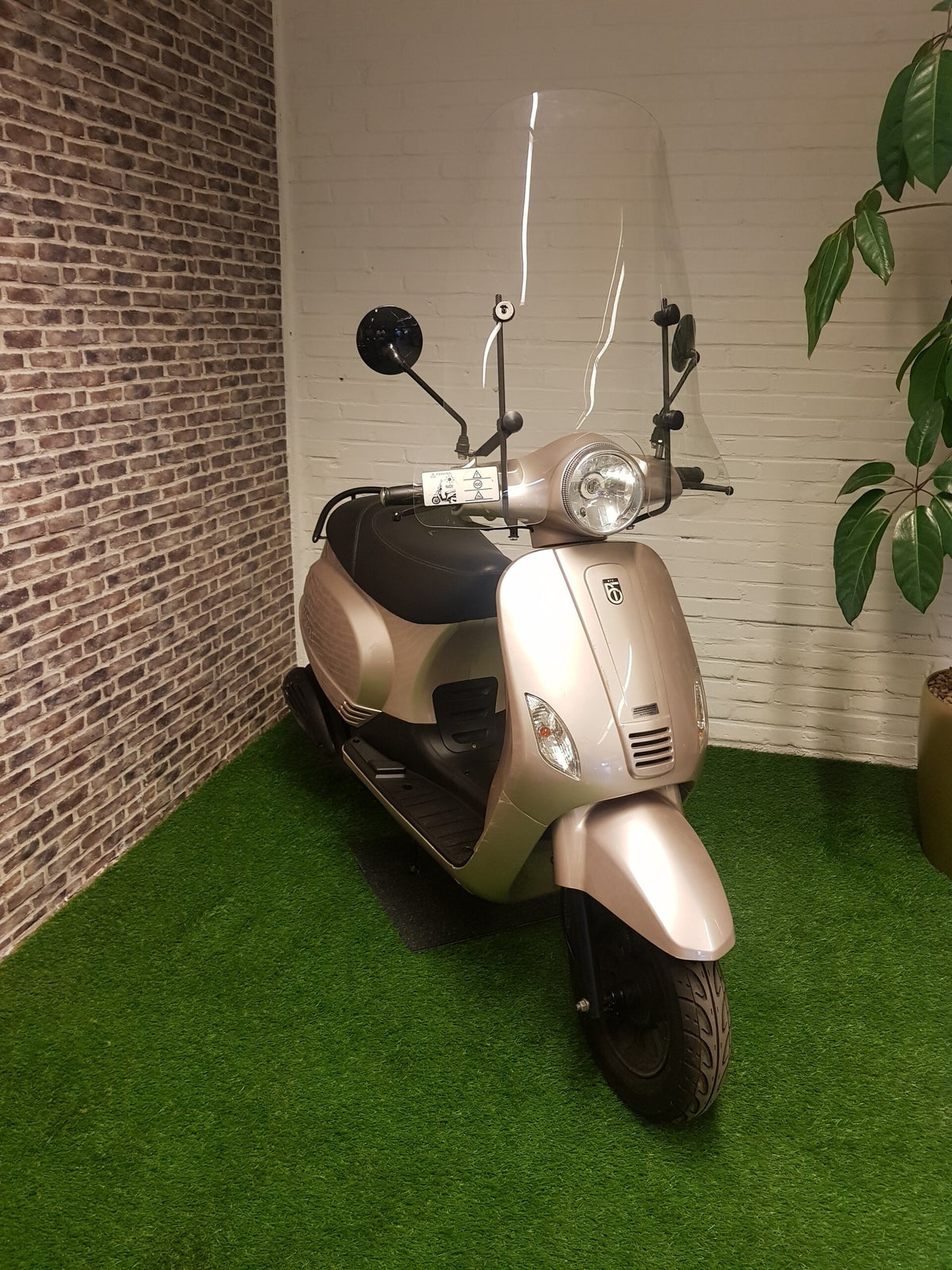 Nette BTC RIVA brommer vespa look 2016 | I.E.Wheels