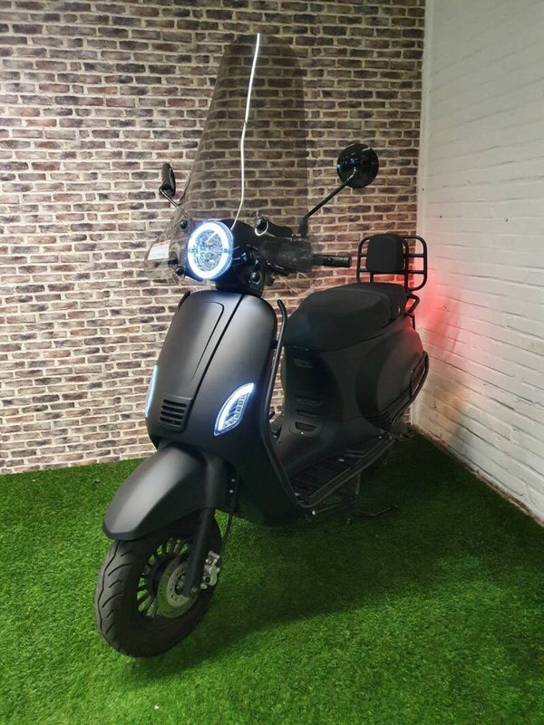 Zeer nette Senzo riva lux euro4 brommer (helmplicht) vespa look 2020