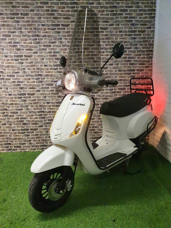 Zo goed als nieuwe La Souris sourini brommer (helmplicht) vespa look 2022!