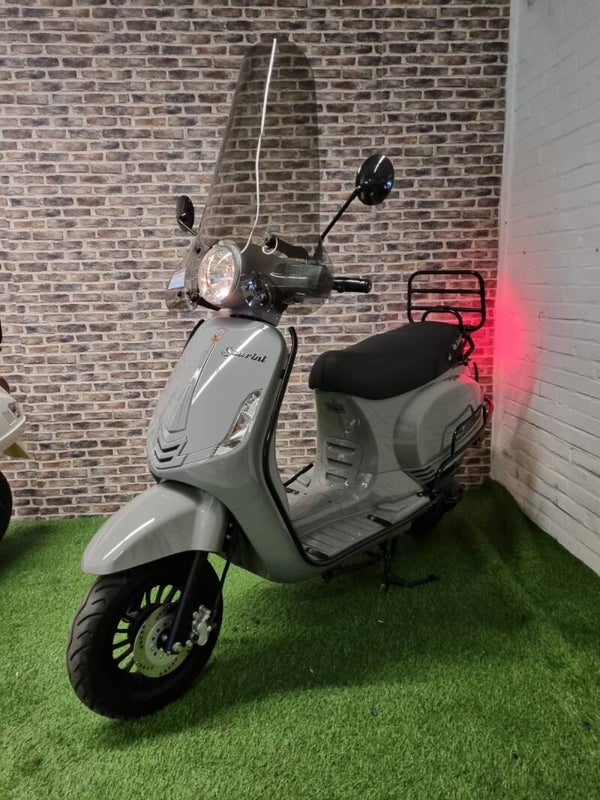 Zeer nette La Souris Sourini snorscooter vespa look 2020!