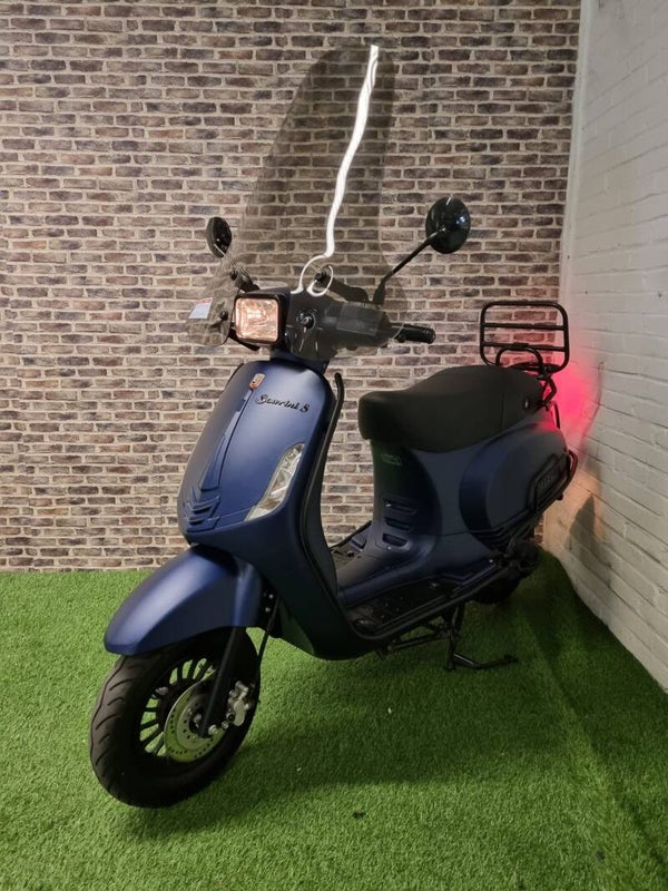 Zeer nette La Souris Sourini S snorscooter vespa look 2020!