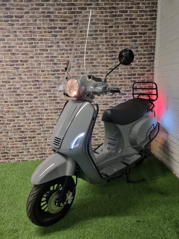 Zeer nette MOMO DAB snorscooter vespa look 2018!