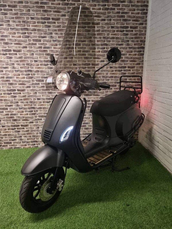 Zeer nette fulloptions AGM VX50 snorscooter vespa look 2019