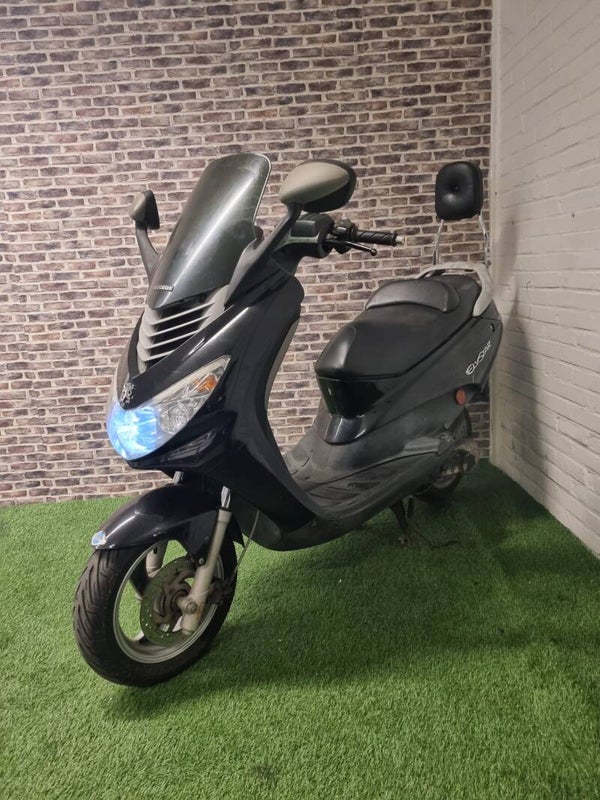 Zeer goed rijdende Peugeot Elystar 2 takt Brommer ( helmplicht ) uit 2009!