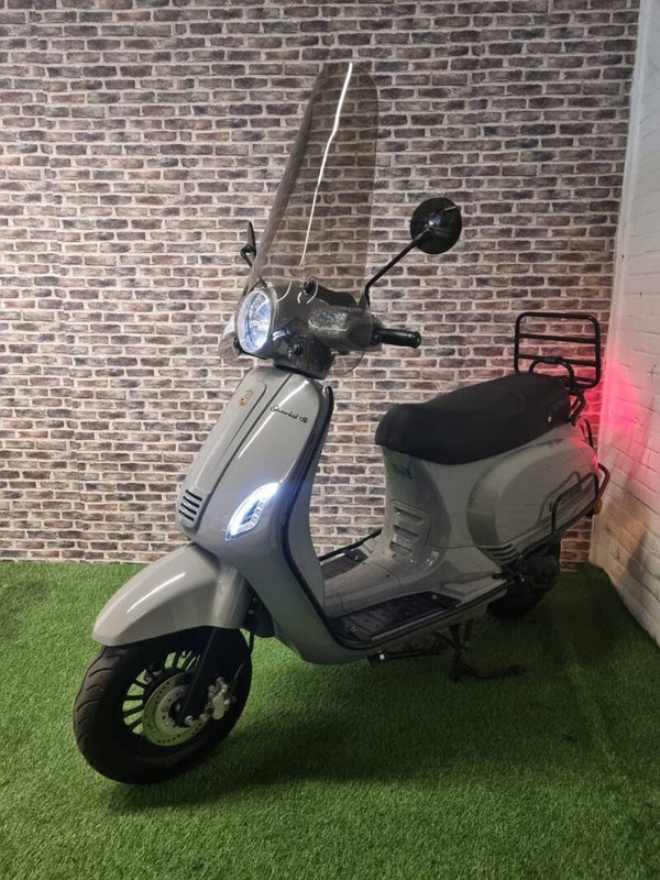 Zeer nette La Souris Sourini R snorscooter vespa look 2020!