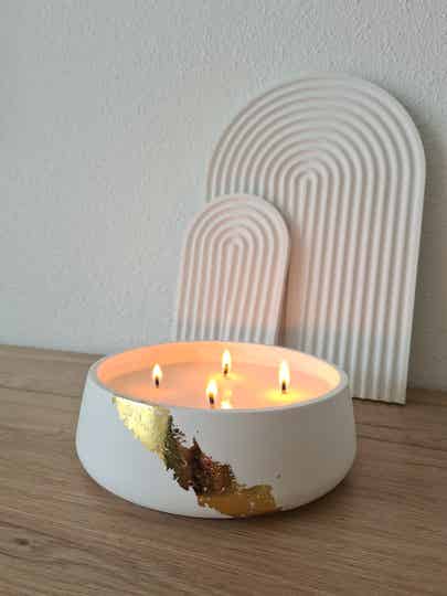 Bowl candle with golden touch
