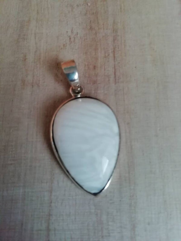 Zilveren hanger met scoleciet