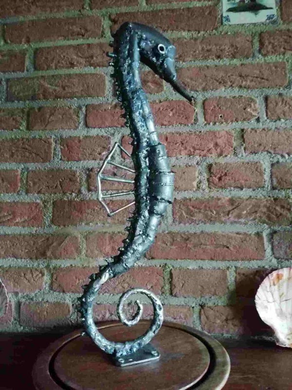 Ijzeren zeepaard op hout 50cm