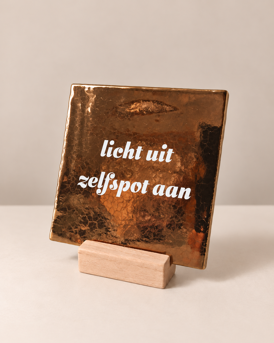 Licht uit, zelfspot aan - 13x13 cm