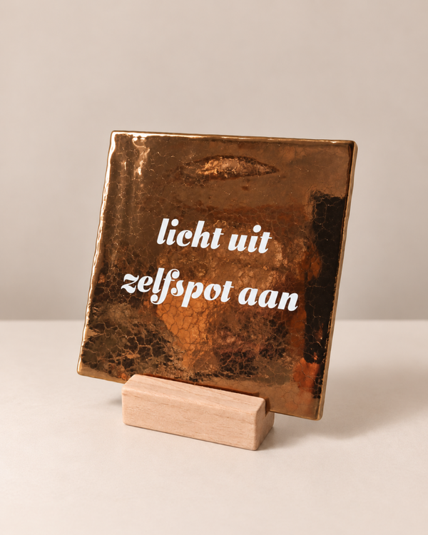 Licht uit, zelfspot aan - 13x13 cm