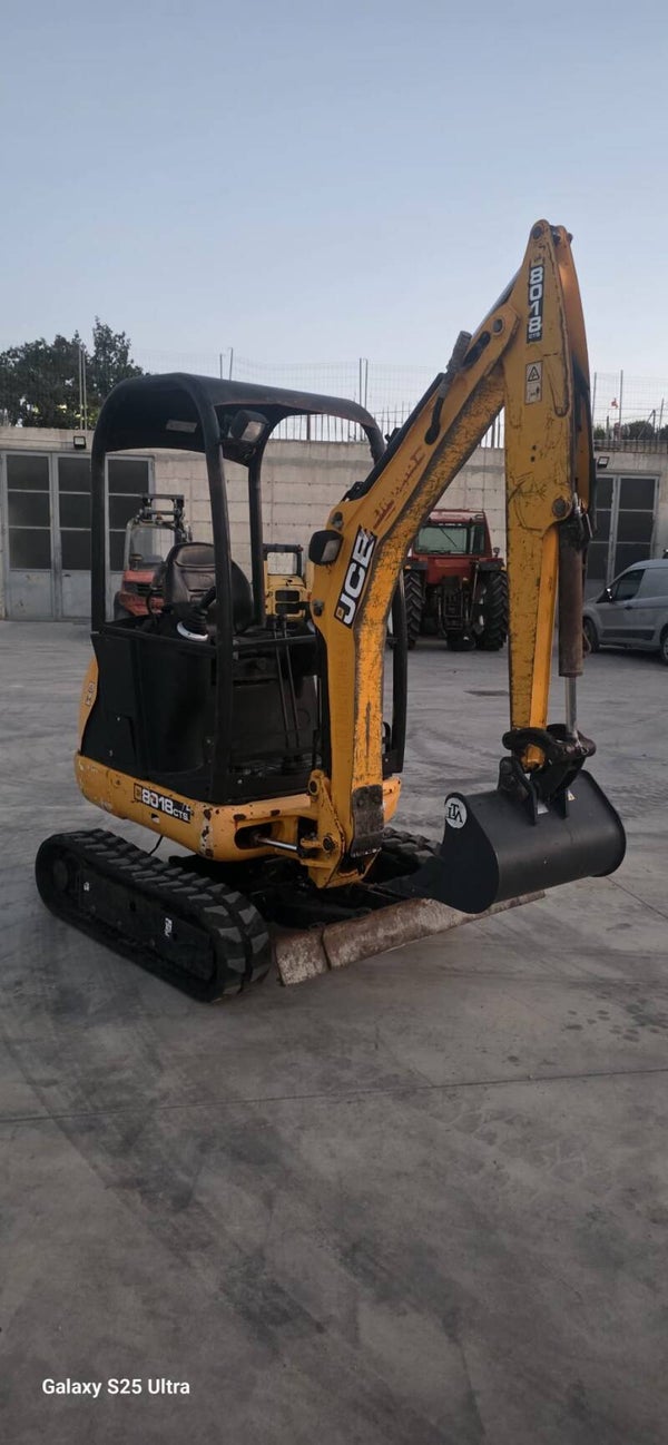 MINIESCAVATORE JCB 8018