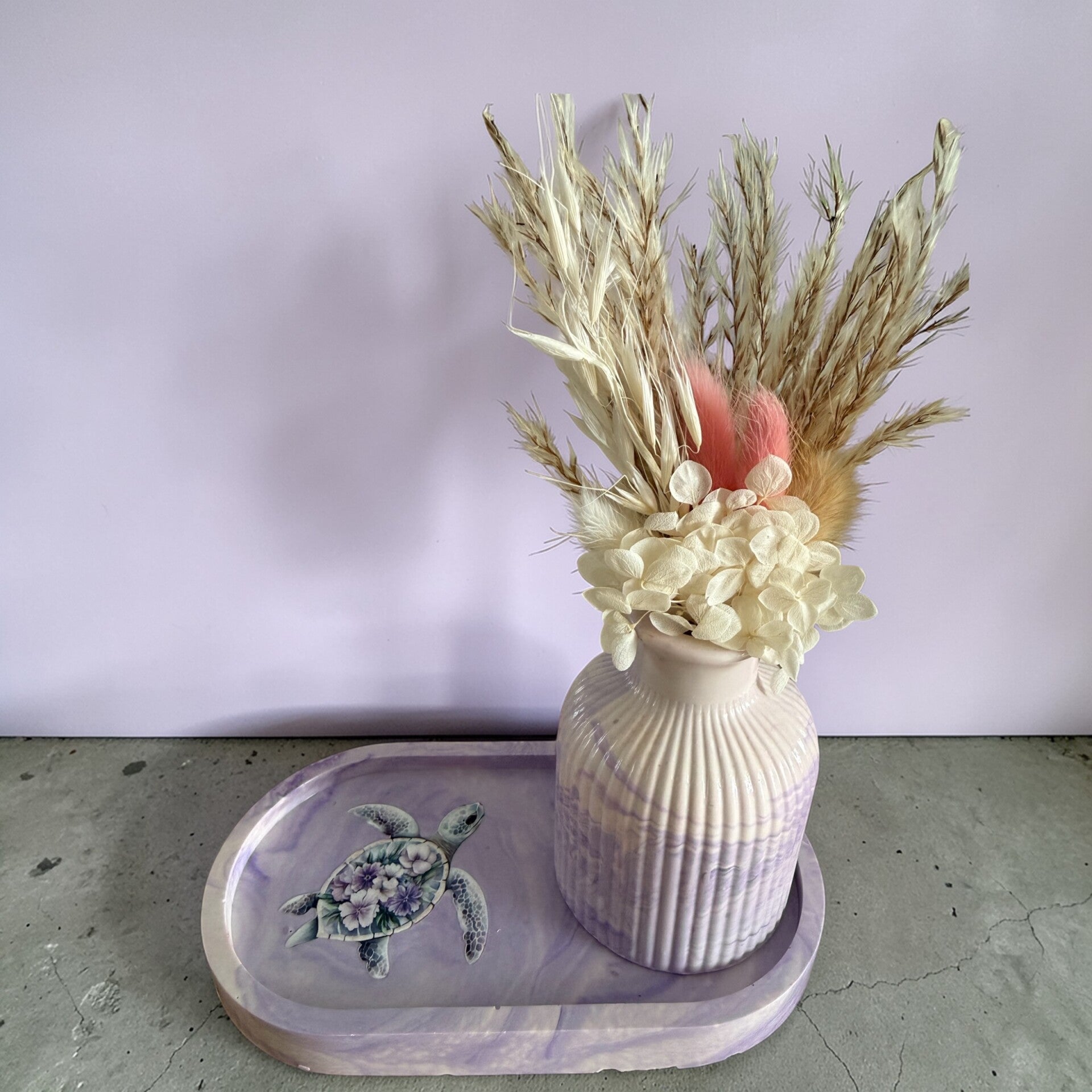 Ensemble plateau vase fleurs séchées tortue violette